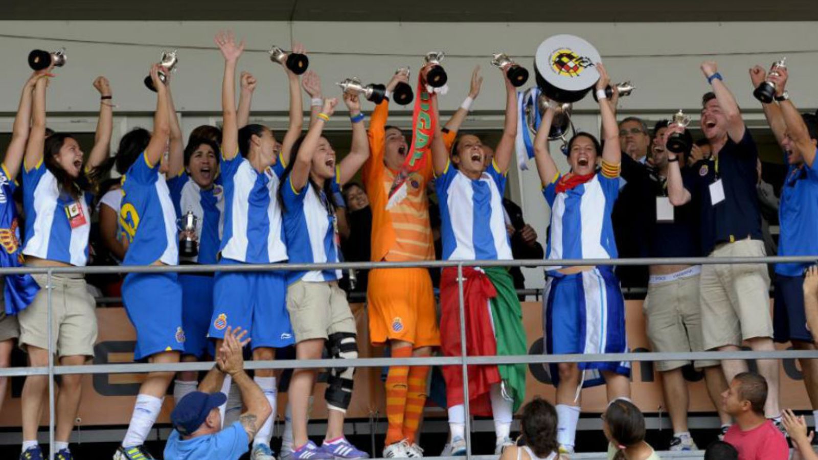 Espanyol femenino levantando copa de la reina