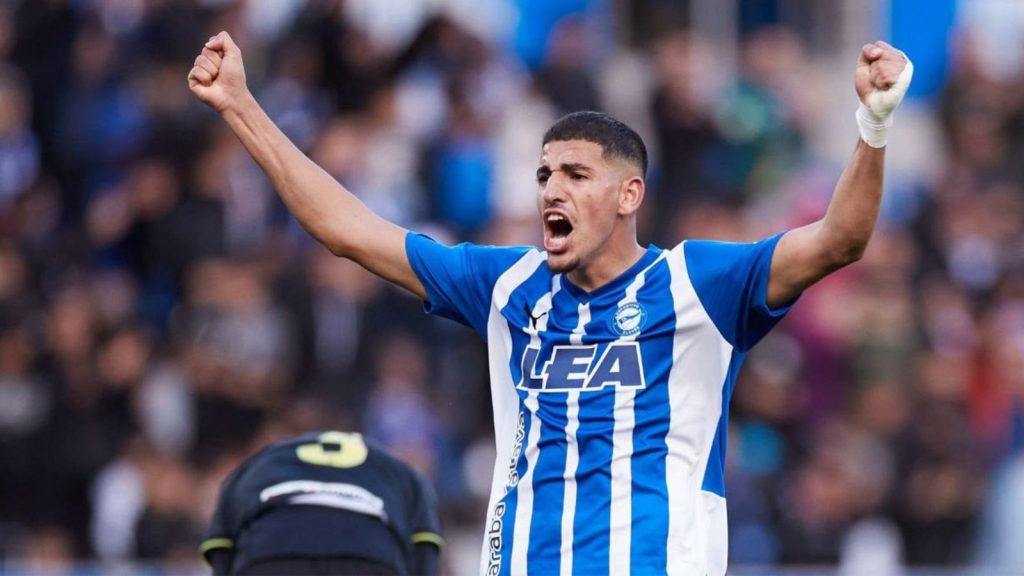 Abdel Abqar celebra con la camiseta del Alavés