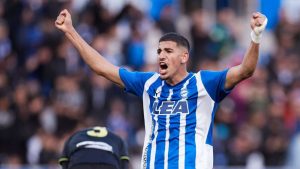 Abdel Abqar celebra con la camiseta del Alavés