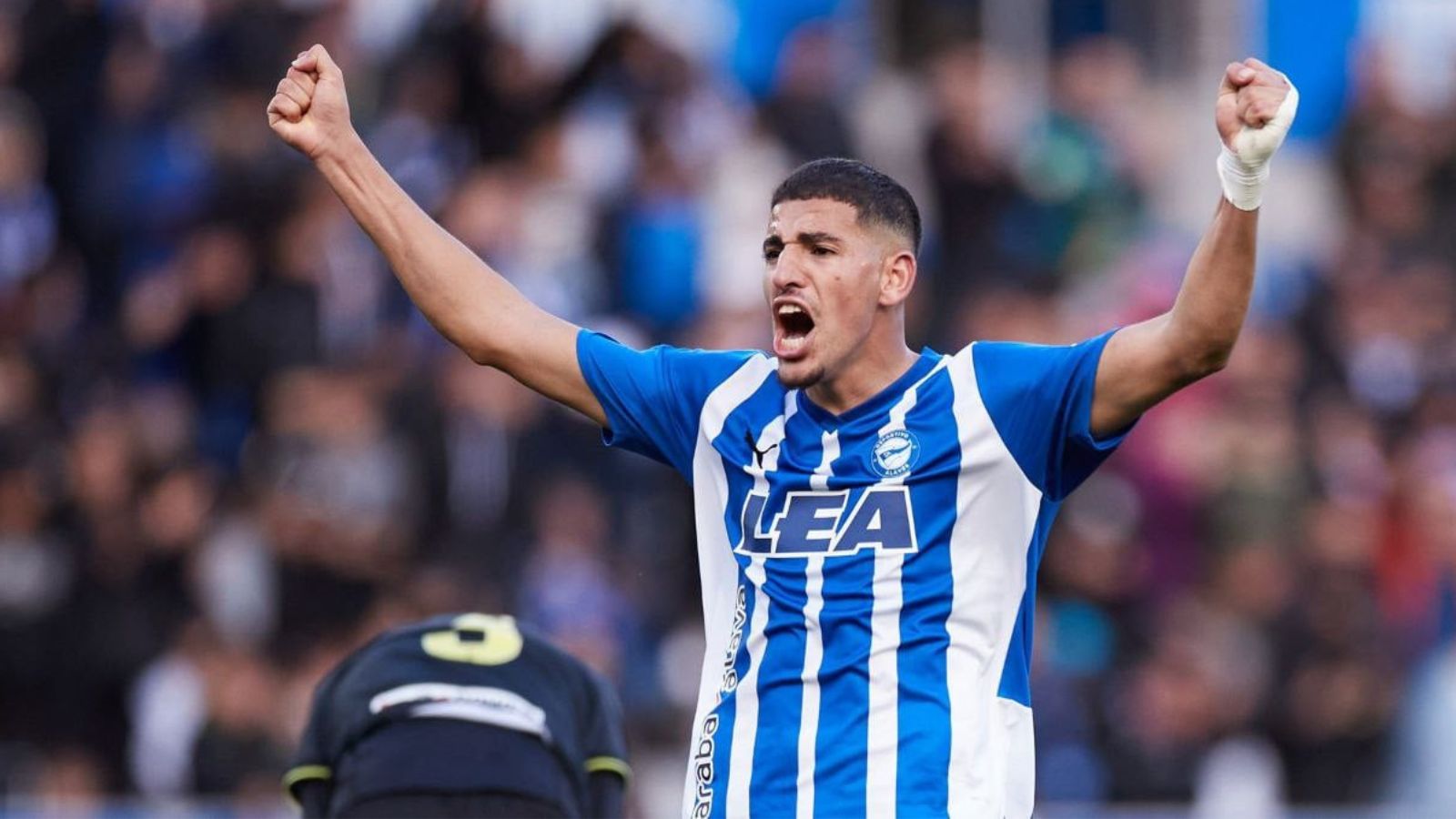 Abdel Abqar celebra con la camiseta del Alavés