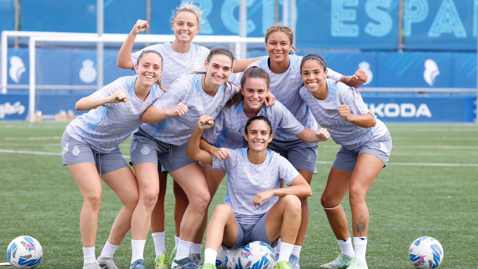 Jugadoras del RCD Espanyol Femenino entrenando con intensidad en la Ciudad Deportiva Dani Jarque durante la pretemporada 2025-2026.
