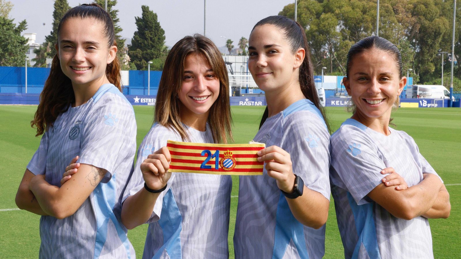 Lucía Vallejo, Judit Pablos, Ainoa Campo y Paula Perea posan con el brazalete