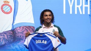 Tyrhys Dolan sonríe durante su presentación como nuevo jugador del RCD Espanyol, acompañado por Fran Garagarza en la sala de prensa del Stage Front Stadium.