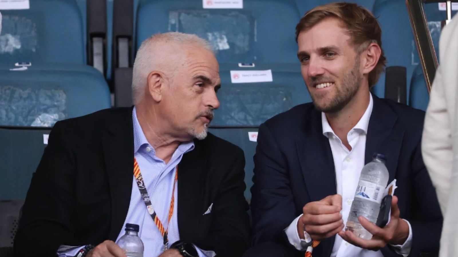 Alan Pace charla tranquilamente mientras ve en directo a su club el Rcd Espanyol