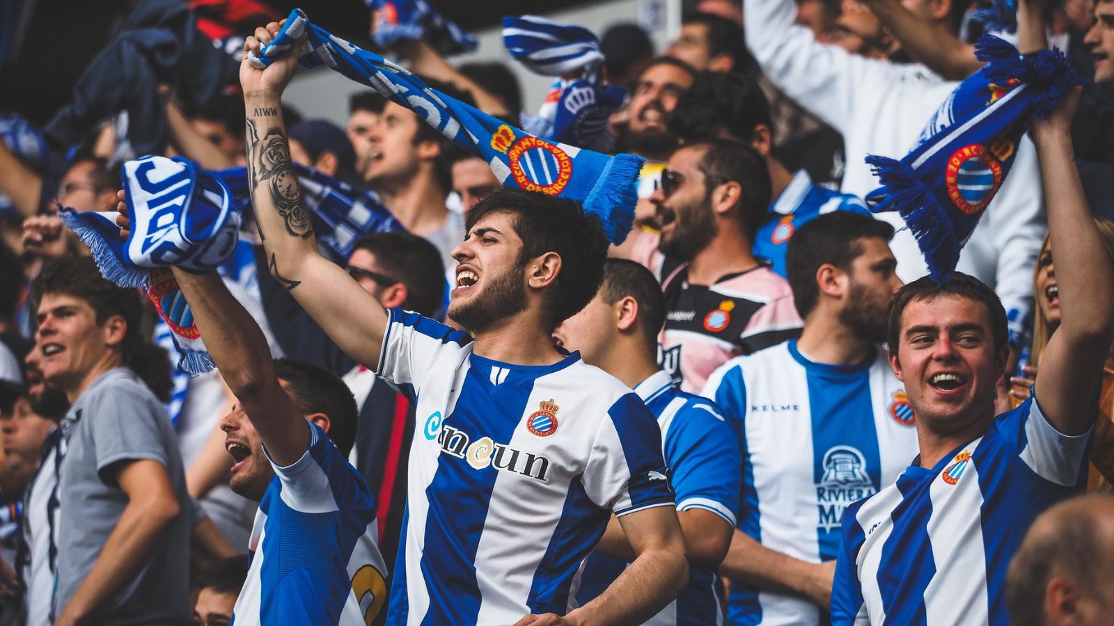 afición del rcd espanyol anima al equipo