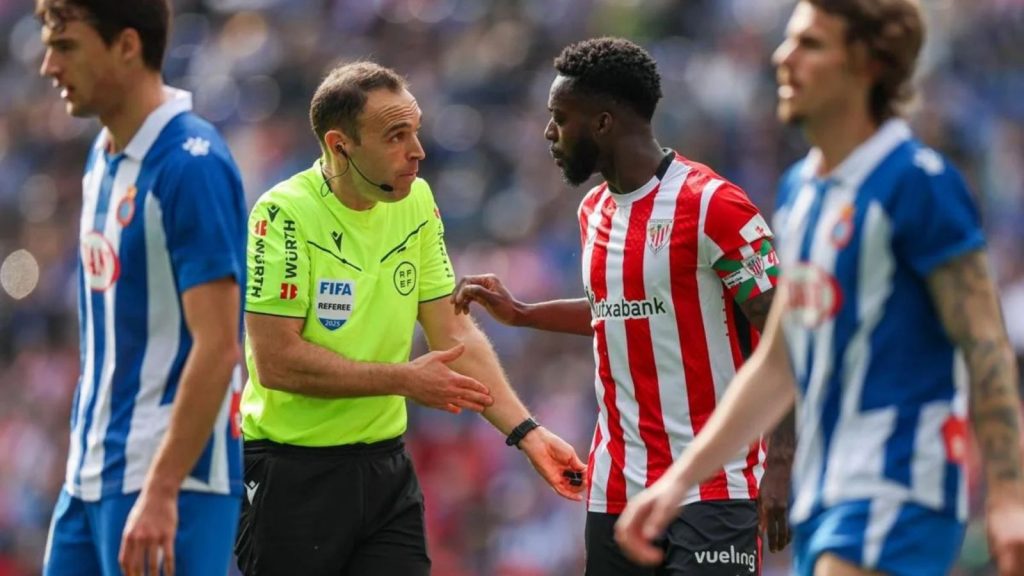 Iñaki Williams habla con el árbitro en un partido contra el Rcd Espanyol