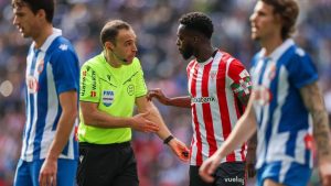 Iñaki Williams habla con el árbitro en un partido contra el Rcd Espanyol