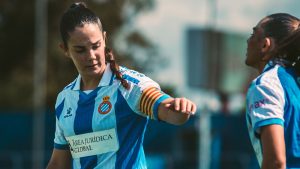Ainoa Campo porta el brazalete del Espanyol en el partido contra el Atlético de Madrid