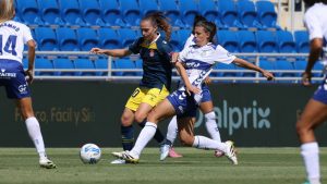 Anna Torrodà disputa un balón contra el CD Tenerife.