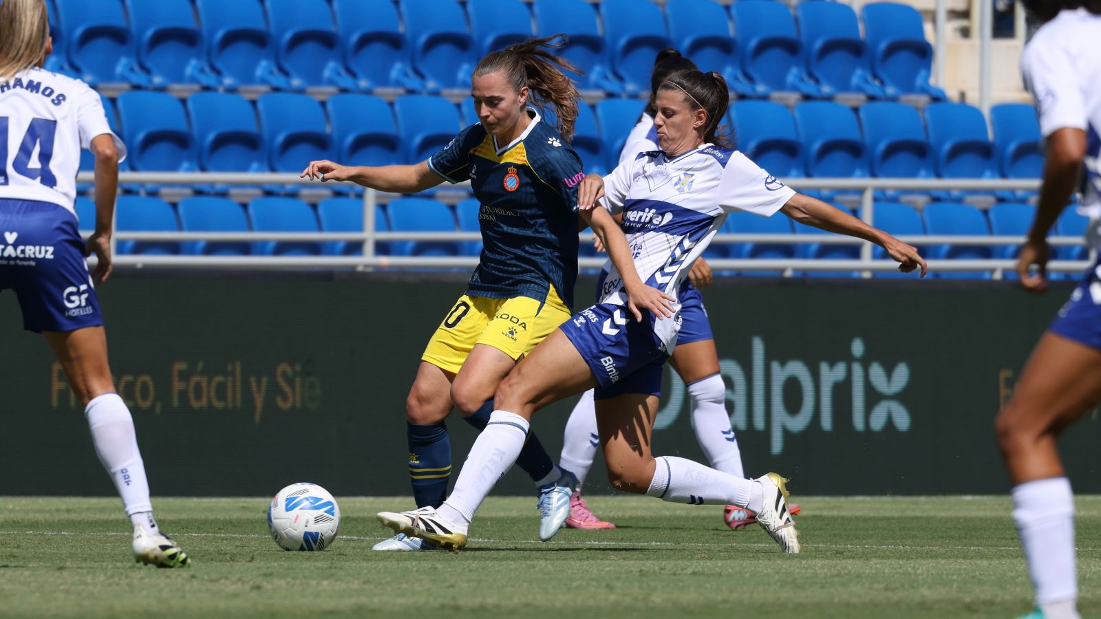 Anna Torrodà disputa un balón contra el CD Tenerife.