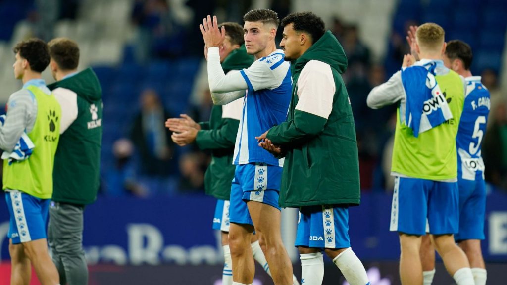 Roberto Fernández aplaude a la afición tras el partido. Foto: David/RCDE