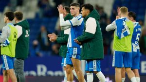 Roberto Fernández aplaude a la afición tras el partido. Foto: David/RCDE