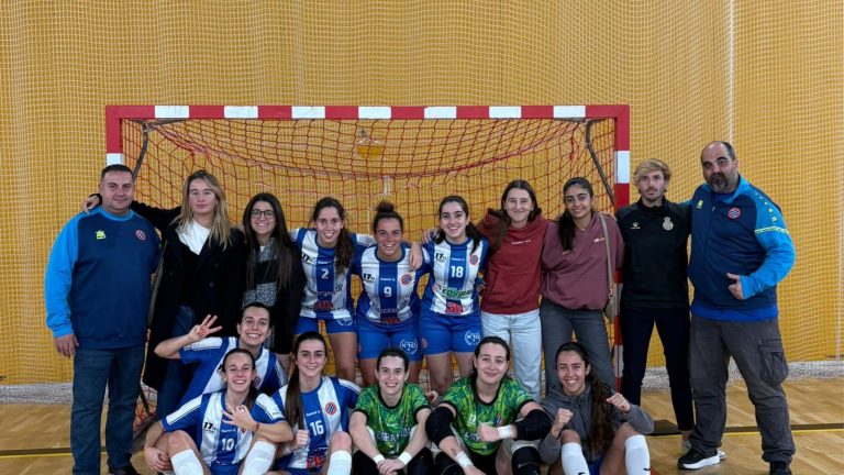 Victoria del Femenino celebrando el triunfo después del encuentro.