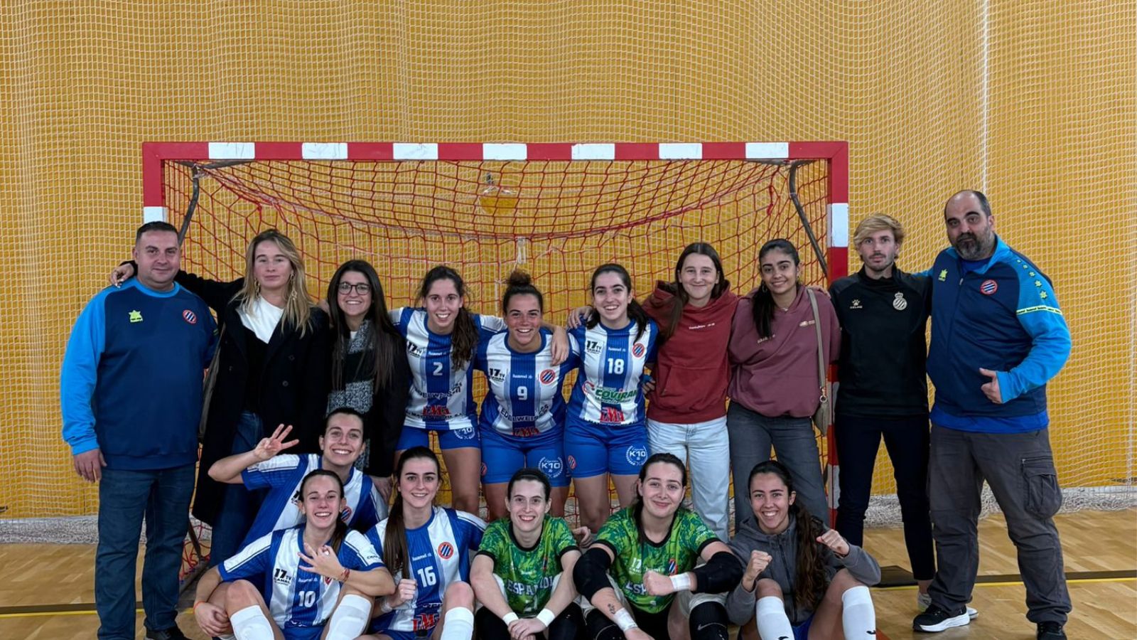 Victoria del Femenino celebrando el triunfo después del encuentro.